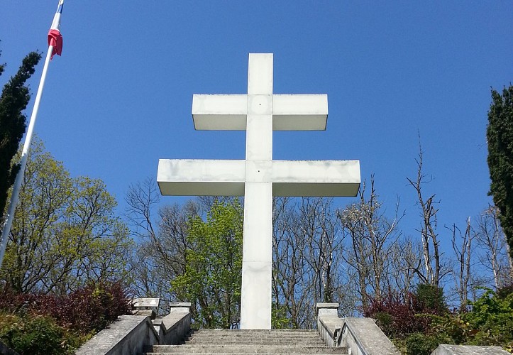 La Croix de Lorraine qui domine la ville de Thann. Symbole de la résistance alsacienne.
