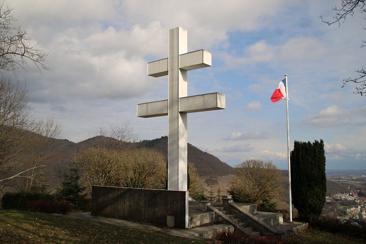 La croix du Staufen qui domine la ville de Thann