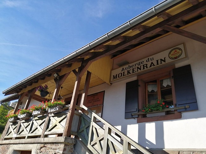 L'entrée de l'auberge