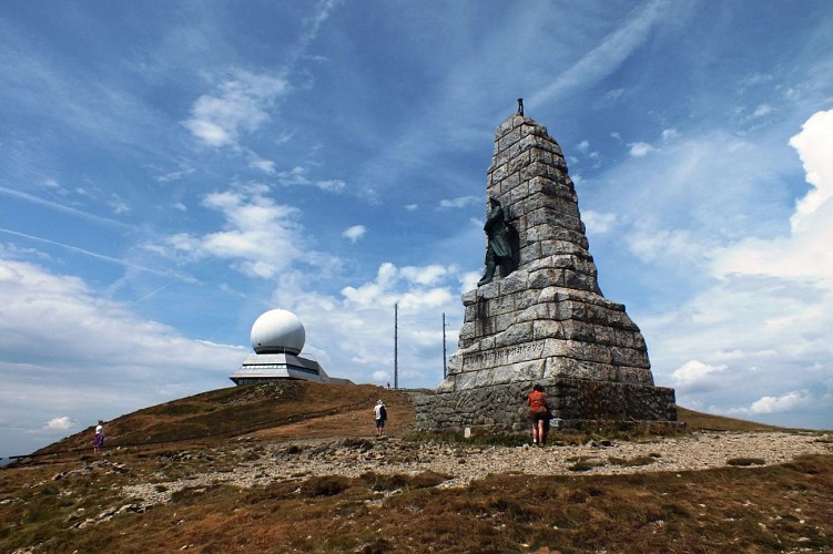 Le monument des Diables Bleus et le radar au sommet du Grand Ballon.