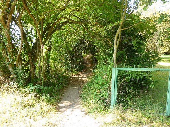 Un chemin longe la D3. On trouve plus loin 3 tables de pique-nique