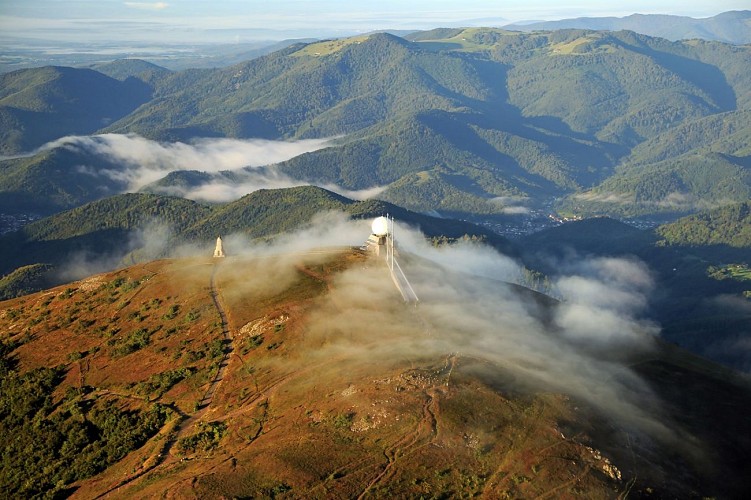Vue aérienne du Grand Ballon et du Monument des Diables Bleus