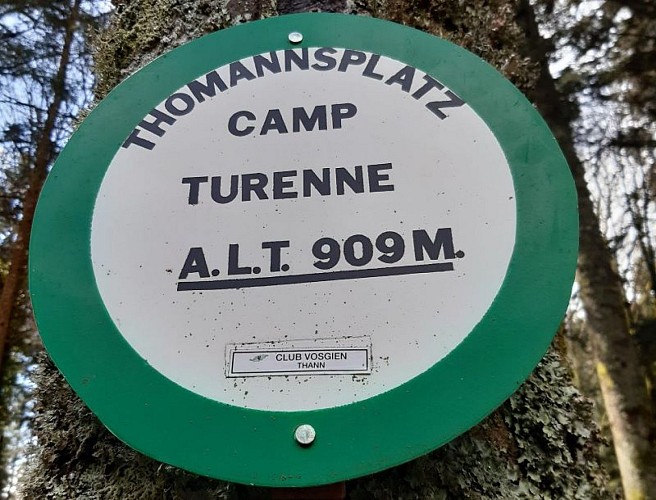 Panneau du Club Vosgien indiquant le Camp Turenne