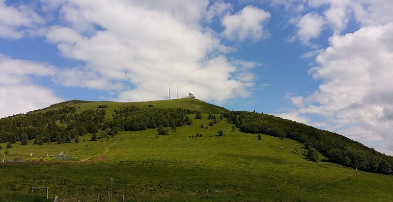 Vue du Grand Ballon, avec son radar qui domine l'Alsace