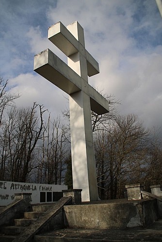 Croix du Staufen qui domine la ville de Thann