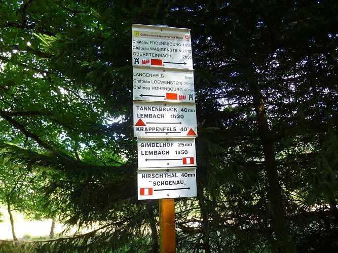 Tout au long de la randonnée, suivre la balise noire en forme de château