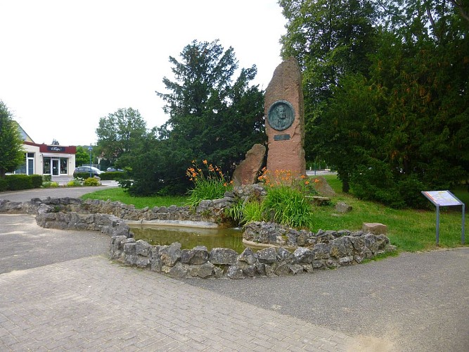 Débuter la promenade au niveau du Monument Stichaner, rue du Général Leclerc