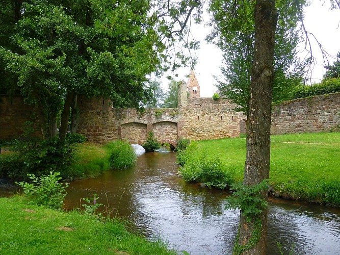 La porte d'eau. Derrière, l'abbatiale Saints Pierre et Paul.