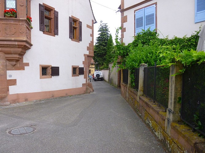 S'engager dans la rue du rempart, entre la maison de l'Ami Fritz et le Caveau du Châtelet.