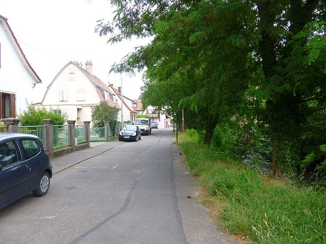 Après la piscine, tourner à droite et s'engager dans la rue du Faubourg de Bitche.