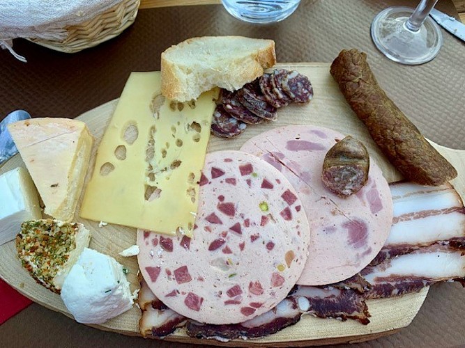 Une assiette gourmande de la Ferme-Auberge des Buissonnets