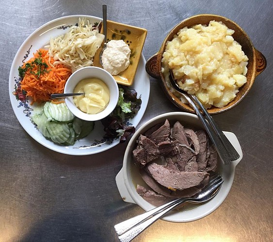 Un des repas traditionnels servis en Ferme-Auberge