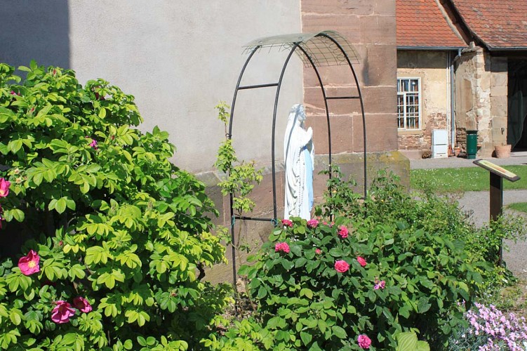 Statue de la Vierge dans le jardin du cloître à Altorf