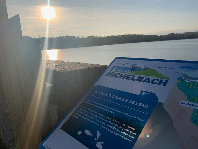 La vue un soir d'automne sur la barrage de Michelbach