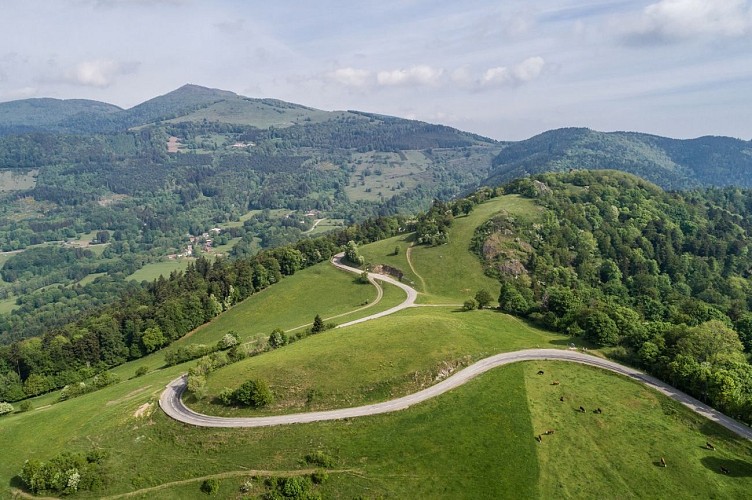 Les courbes sinueuses de la Route des Crêtes