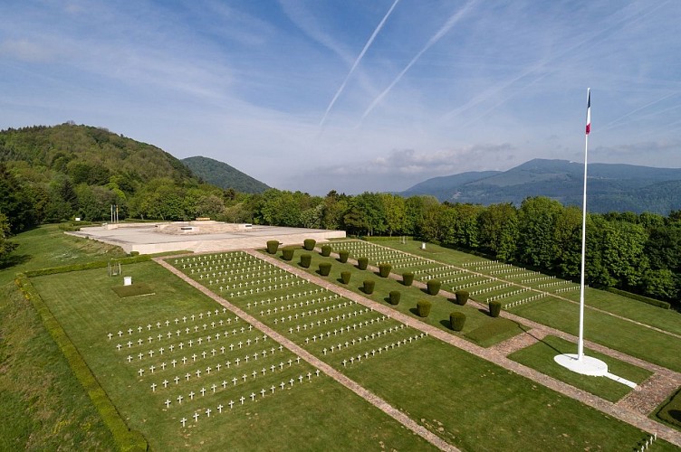 Le cimetière et l'Autel de la Patrie au Hartmannswillerkopf
