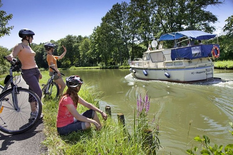 Piste cyclable le long du canal