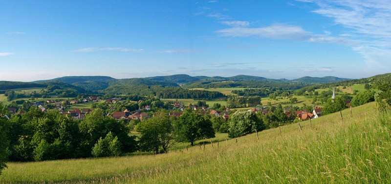 Le Jura alsacien et le village de Winkel