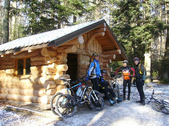 Vététistes devant l'abri du Dreibannstein