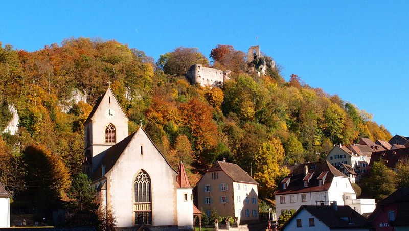 Ferrette et son église au pied du château