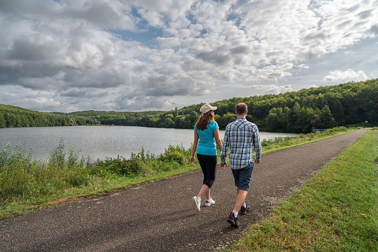 Promeneurs au plan d'eau de Reichshoffen
