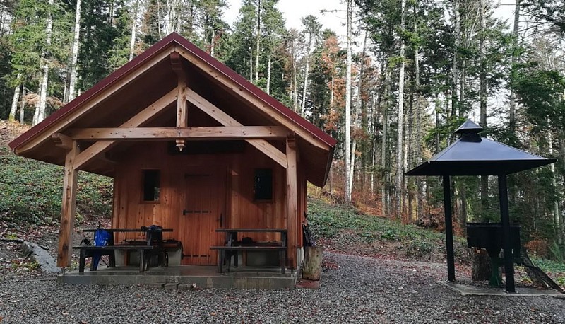 L'abri couvert et l'aire de pique-nique des Weierlé