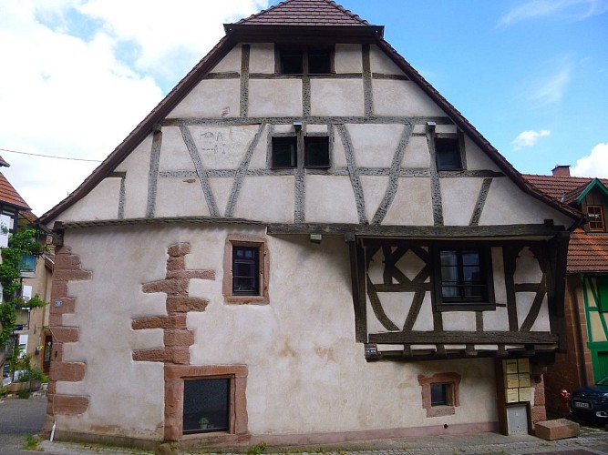 Arrivée à Oberbronn en face d'une maison de 1555