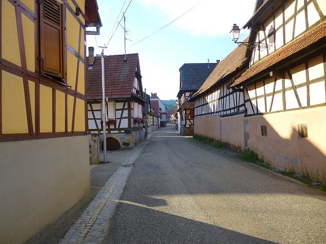 De chaque côté de la rue principale, des maisons à colombages