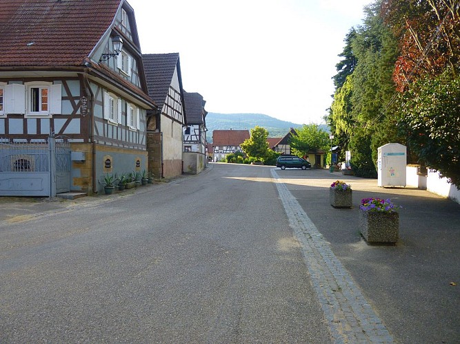 Ici, s'engager dans la rue principale de Cleebourg