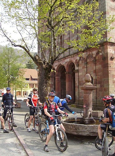 Vététistes devant la collégiale de Lautenbach