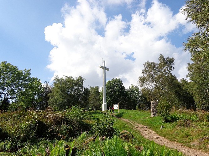 La croix sommitale du HWK