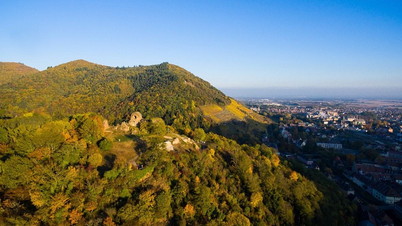 L'Oeil de la sorcière devant le Rangen de Thann