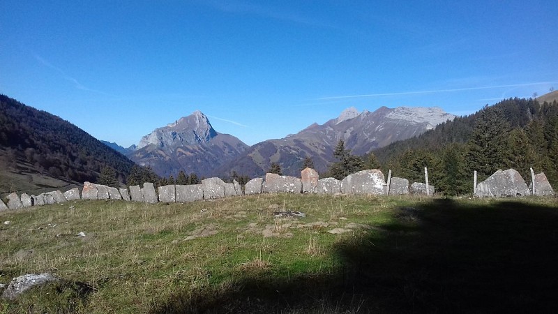 De Col de l'Arclusaz (lus vanaf de parkeerplaats van het klooster van Bellevaux)