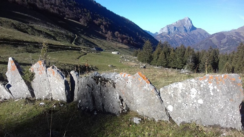 De Col de l'Arclusaz (lus vanaf de parkeerplaats van het klooster van Bellevaux)