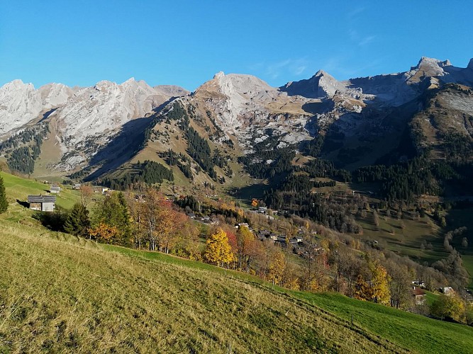 Chaine des Aravis depuis le col des Mouilles en automne