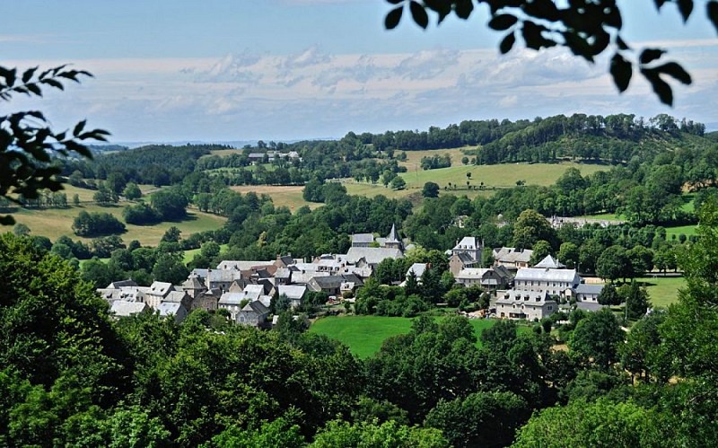 Vue sur le village de Cassuéjouls