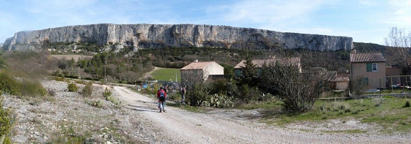La falaise de Lioux à la sortie des gorges