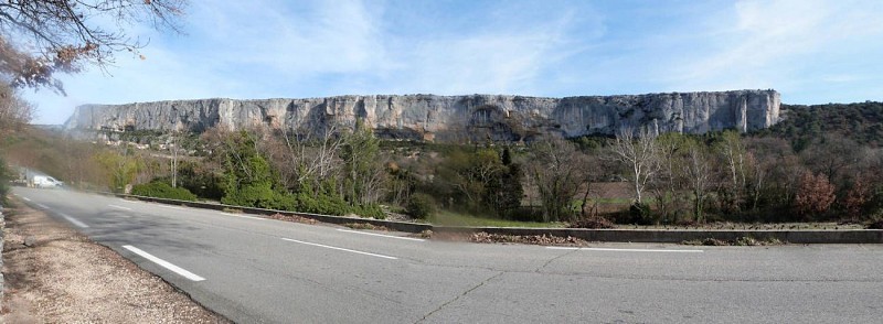 La falaise de Lioux vue du hameau de la Combe