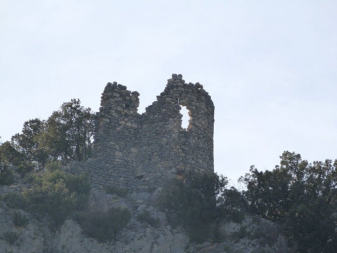 Le Castellas vue de l'entrée des gorges