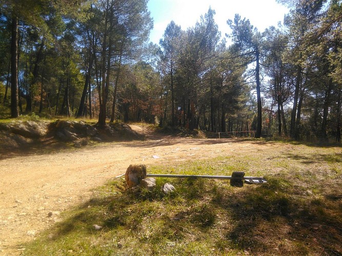 La route de Cabris devant nous, et la piste du retour à droite