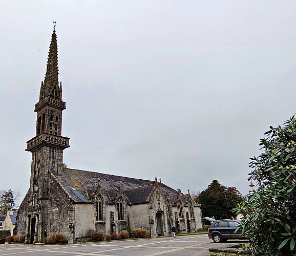 L'église de Plouyé au centre du bourg