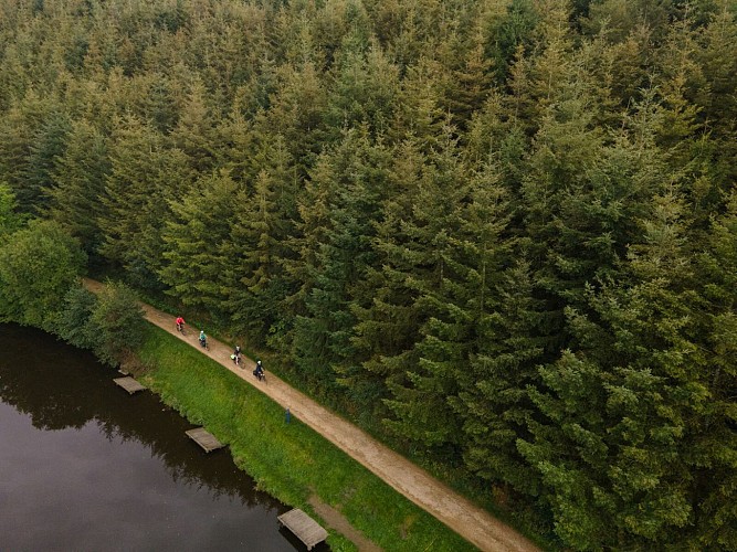 Sur le bord du lac de Neufchâteau