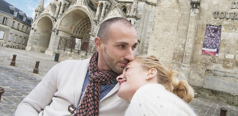 Photo d'un couple devant la cathédrale et l'Office de tourisme