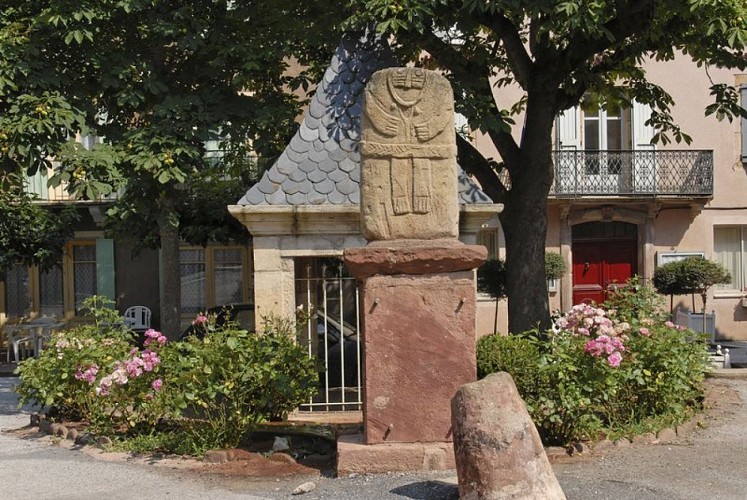 Statue-Menhir sur la place de l'église à Montlaur