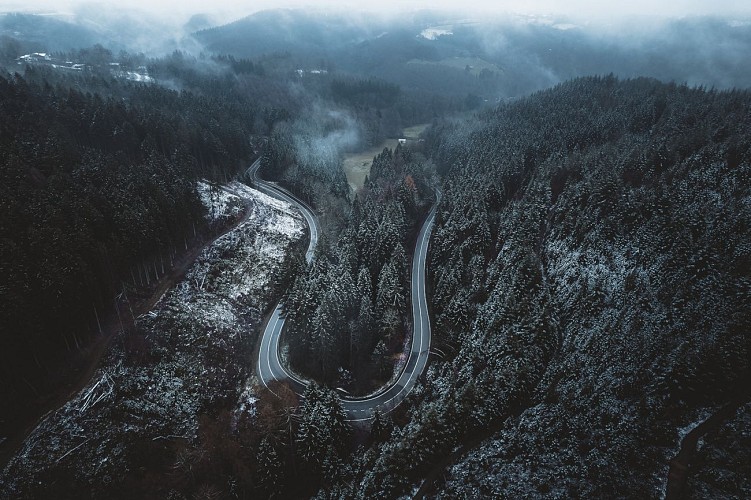 Route sinueuse enneigée près de Trôs Marets