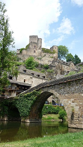 Le Tour de Belcastel par la passerelle