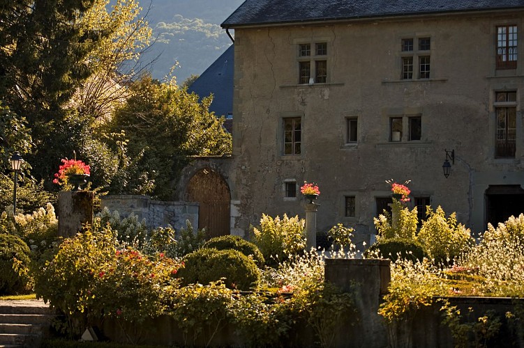 sentier-aymonpassagerdutemps-aixlesbainsrivieradesalpes-jardins