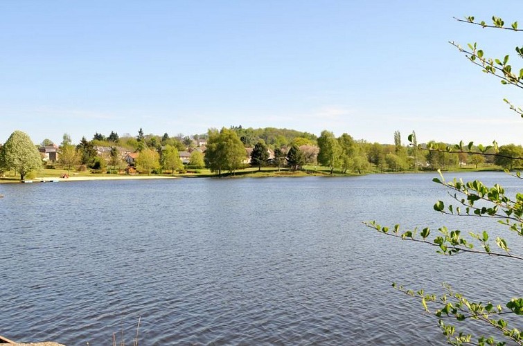 Sentier lacs et forêts