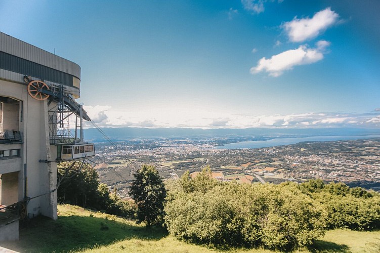 Vue sur Geneve et le lac Leman depuis la gare superieure du Telepherique du Saleve