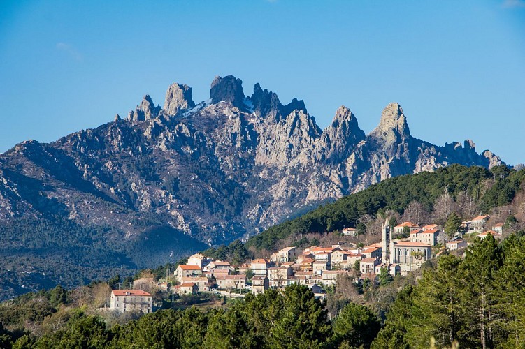 Vue sur Zonza et les aiguilles